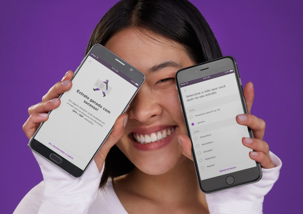 mulher sorridente mostrando dois celulares com app nubank