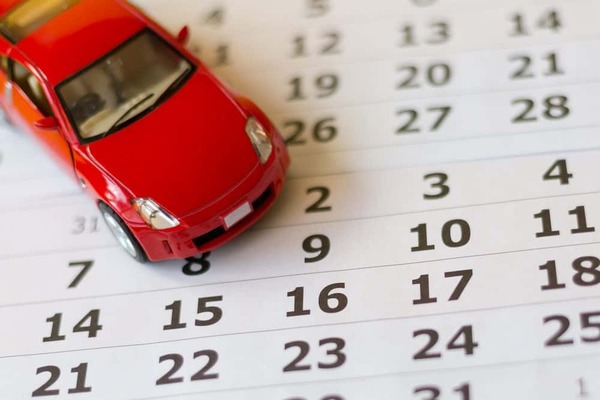 carro e calendário