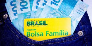 cartão bolsa familia e dinheiro em bolso