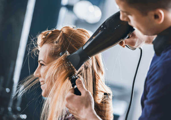 profissional secando cabelos