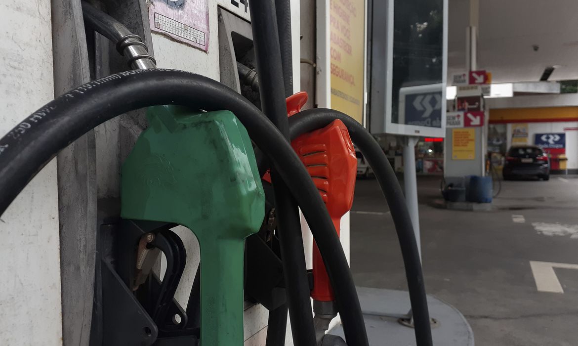 Preço do combustível: Decreto de Bolsonaro exige que postos detalhem valores em placas