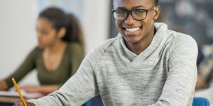 jovem sorrindo para foto