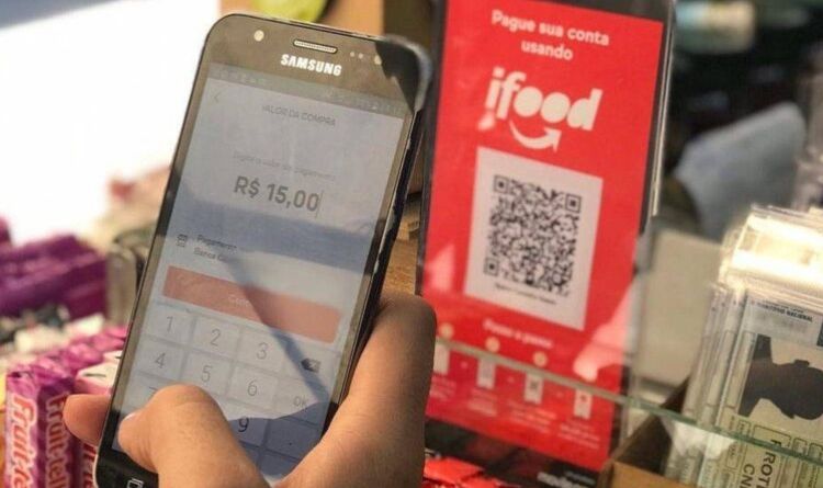 pessoa usando celular para pagamento em estabelecimento