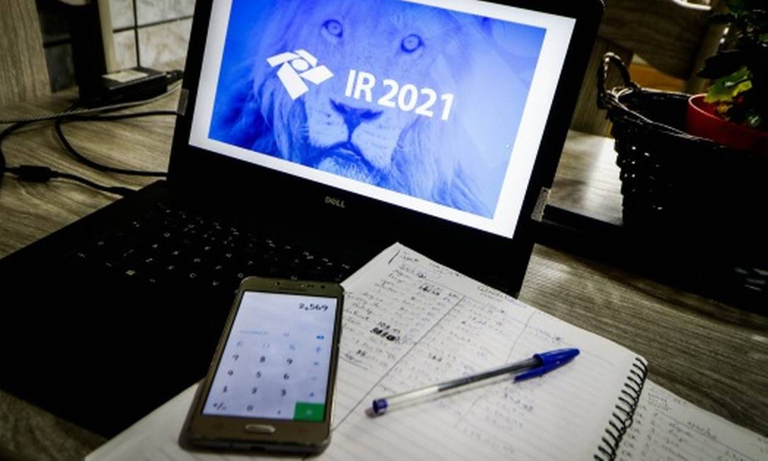 notebook com logo ir 2021 e materiais de escritório