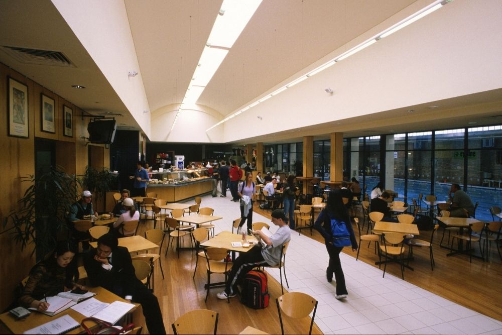 espaço de leitura dentro de uma universidade