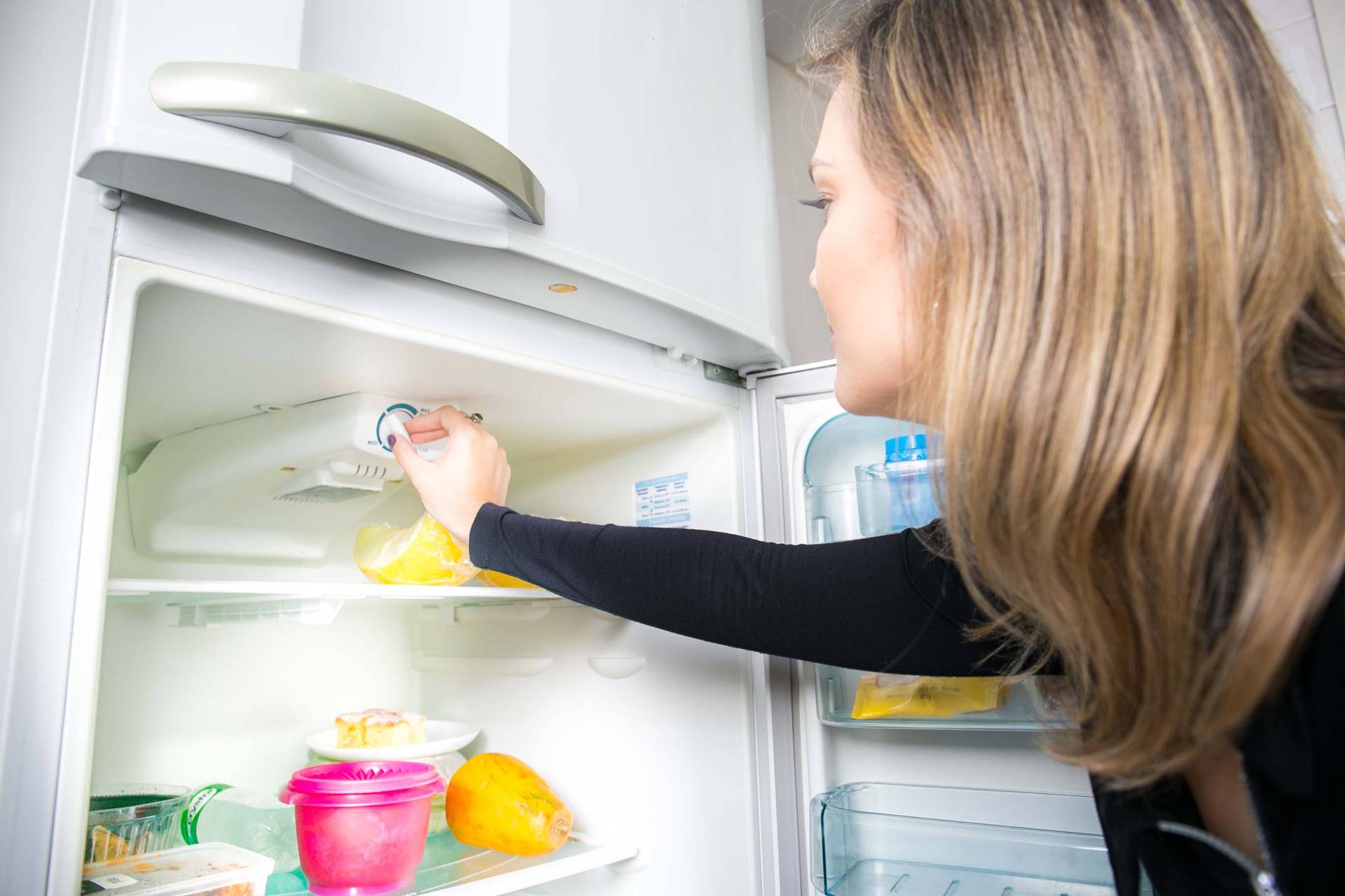 Brasileiro poderia economizar R$ 27 por mês na conta de luz se Inmetro atualizasse normas para geladeiras