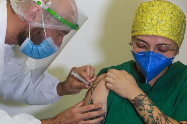 Florianópolis tem 71,54% da população acima de 18 anos com 1ª dose da vacina contra covid