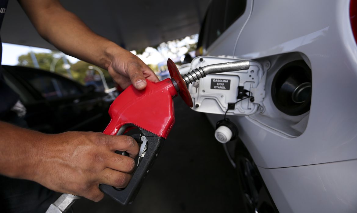 Preço médio do combustível sobe para R$ 6 – Confira as regiões com maiores preços