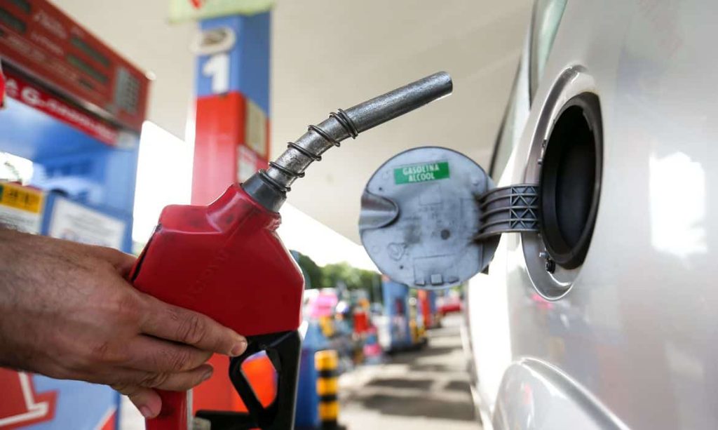 Governo passa a tributar álcool importado misturado na gasolina e contribui para aumento de preços Governo passa a tributar álcool importado misturado na gasolina e contribui para aumento de preços