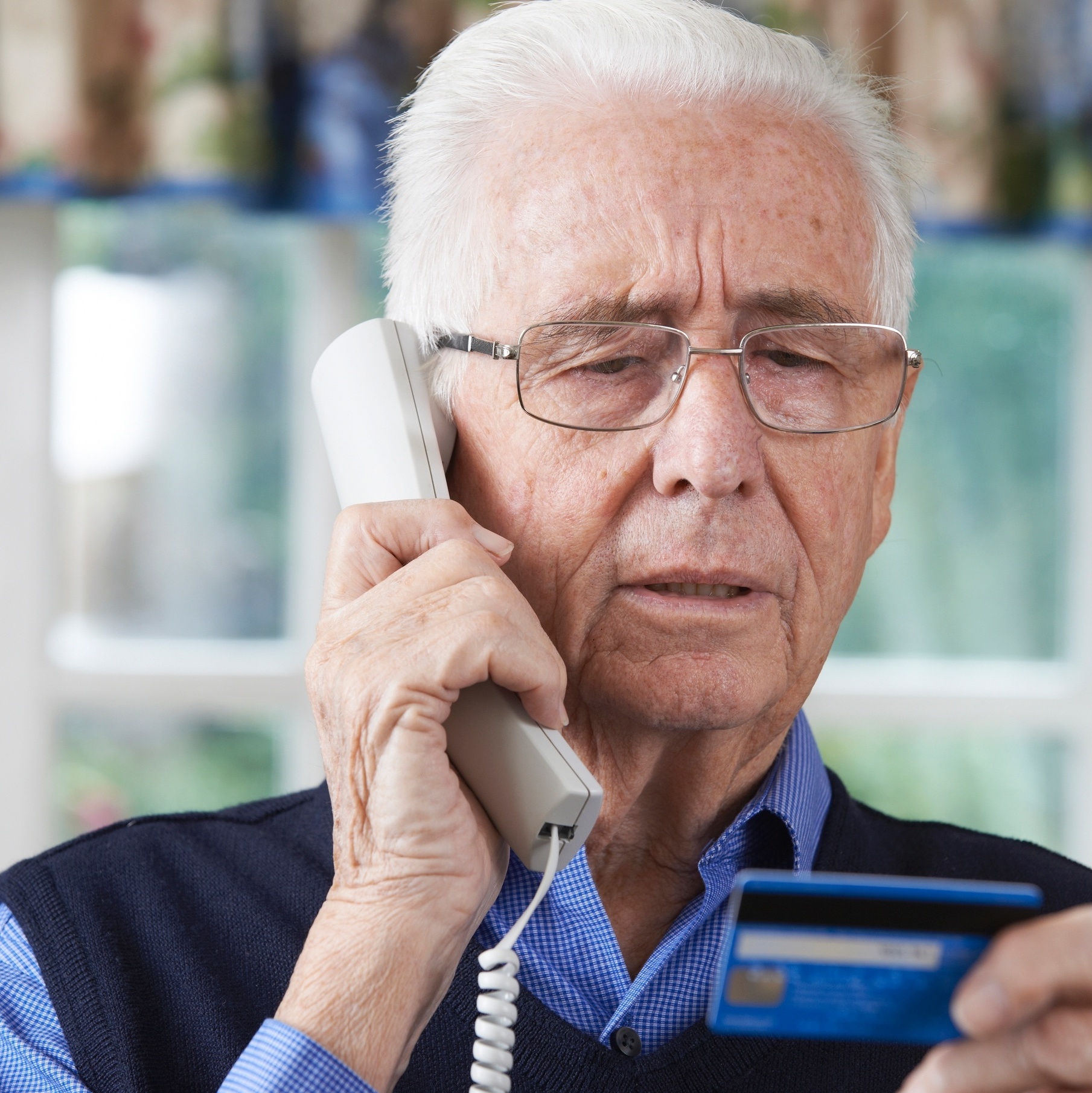 Lei proíbe venda de crédito e empréstimo para idosos por telefone