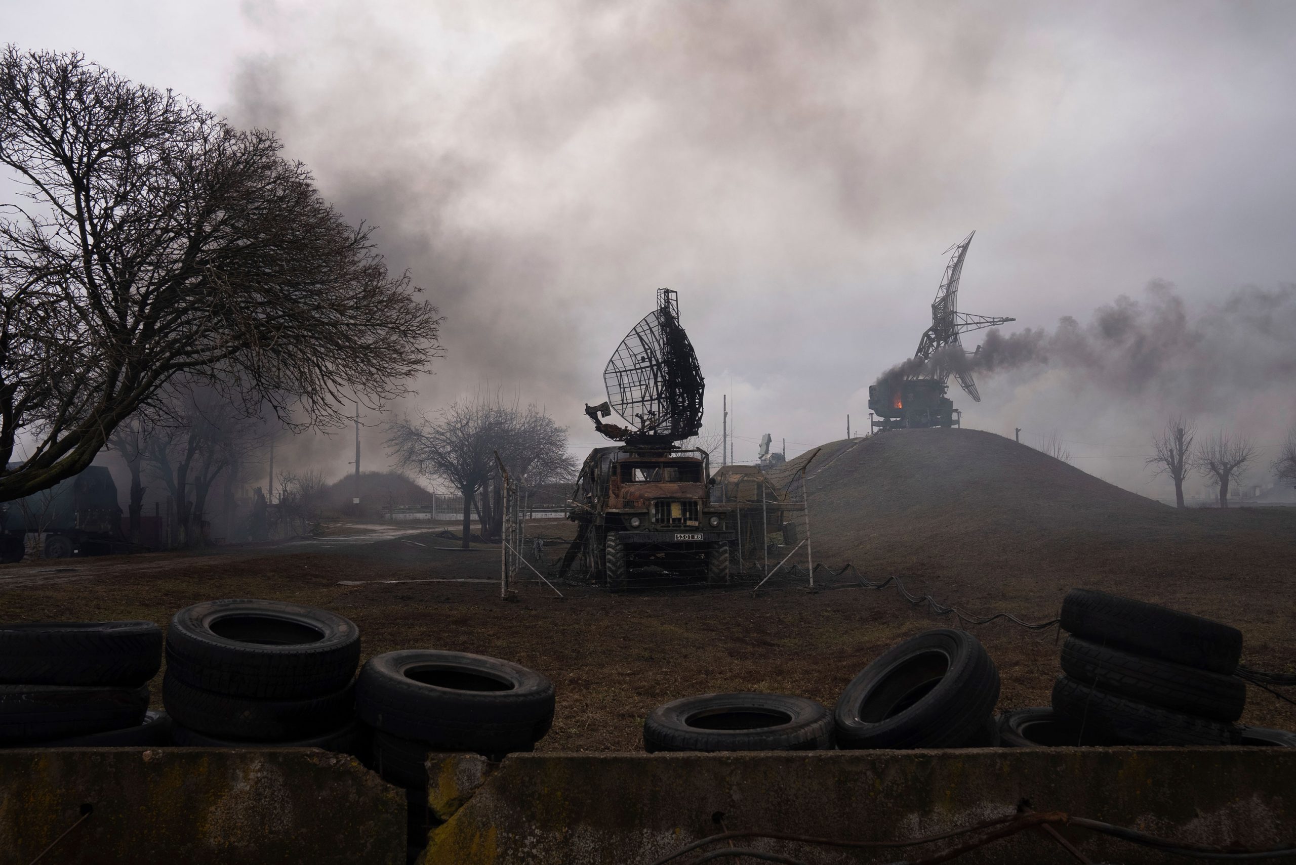 Base de defesa área em Mariupol, Ucrânia, após um suposto bombardeio russo (Imagem: Evgeniy Malotetka/AP)
