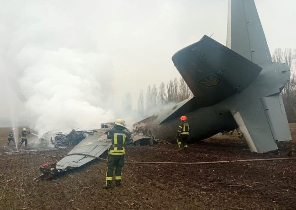 Trabalhadores no local de queda de uma aeronave Antonov das Forças Armadas Ucranianas que, de acordo com o governo, foi derrubada na região de Kiev, capital da Ucrânia (Imagem: Reprodução/Ukrainian State Emergency Service)