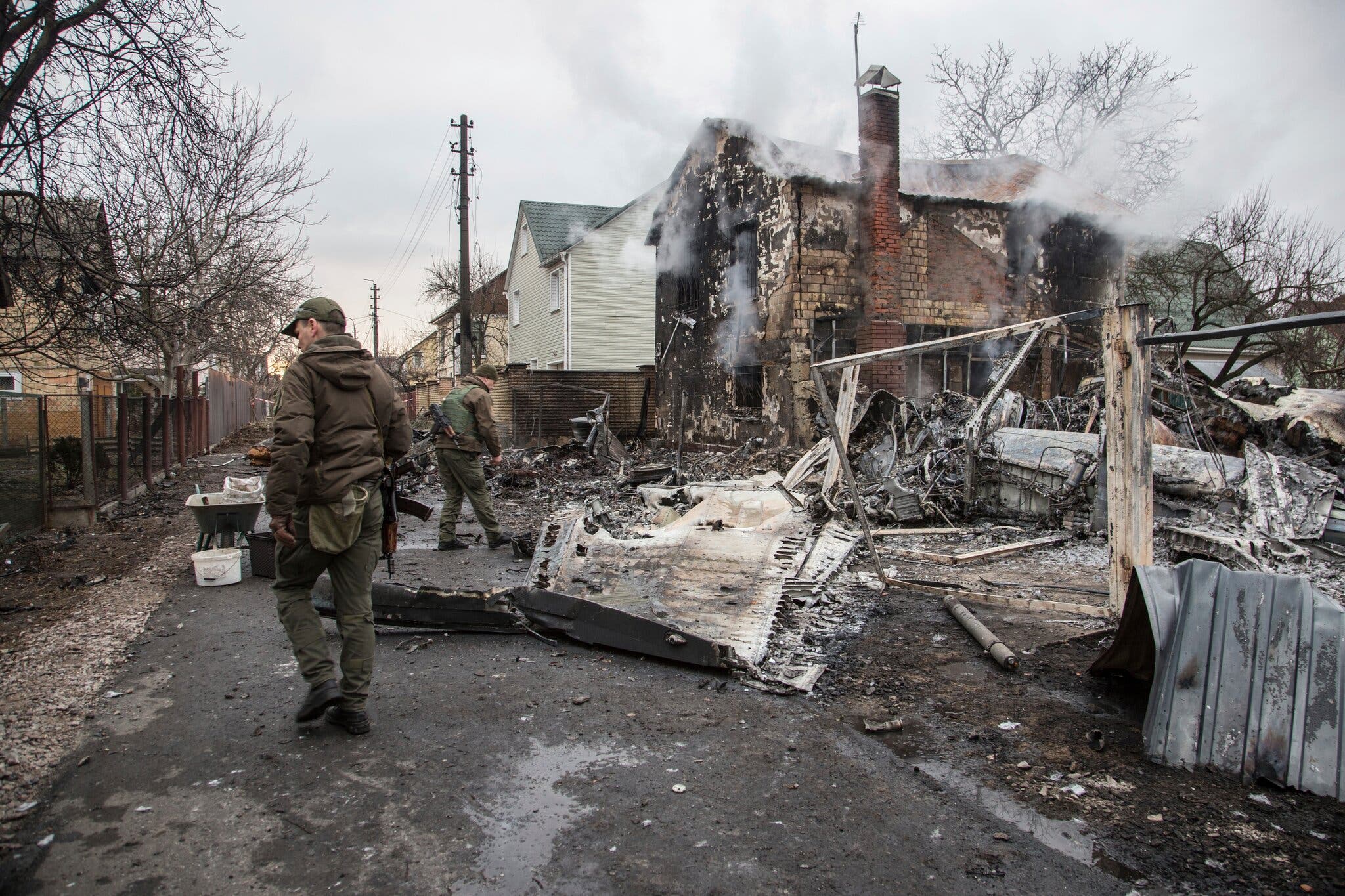 Ucranianos próximos ao local de queda de um avião abatido em Kiev, capital da Ucrânia, nesta sexta-feira (Imagem: Reprodução: Oleksandr Ratushniak/NY Times)
