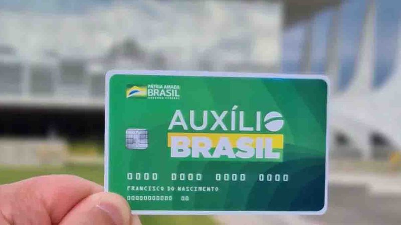 Cartão Auxílio Brasil: Governo entrega novos cartões aos beneficiários