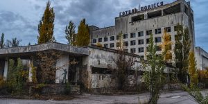 Edifício na zona de exclusão de Pripyat, cidade fantasma ucraniana que abriga a Usina Nuclear de Chernobyl (Imagem: Viktor Hesse/Unsplash)