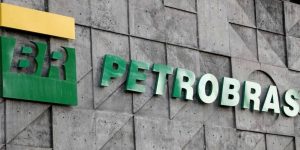 Como a troca do presidente da Petrobras afeta o preço do combustível? A gasolina vai baixar?