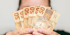 Dinheiro esquecido levou brasileiros da euforia à decepção. Conheça algumas histórias