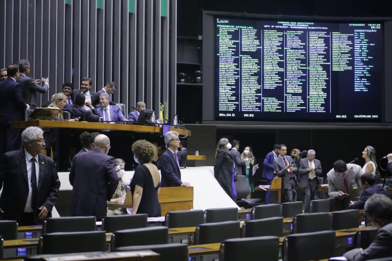 Auxílio Brasil: Câmara aprova MP que aumenta valor mínimo para R$ 400