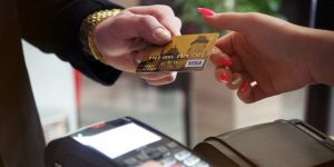 5 motivos para não emprestar o cartão de crédito a outra pessoa