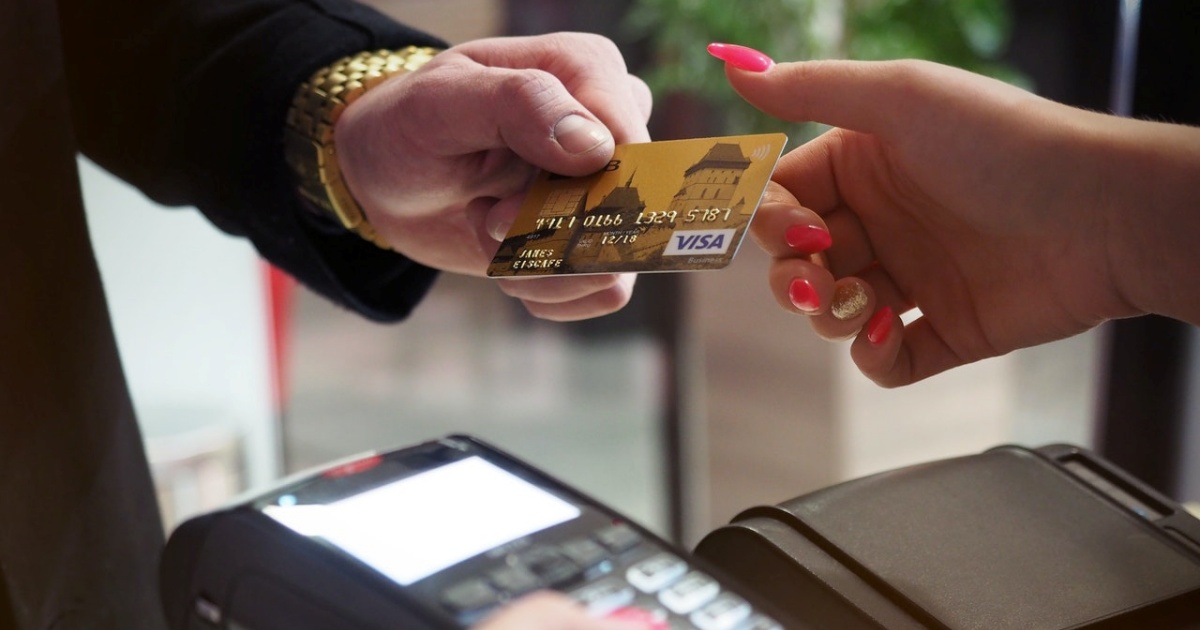 5 motivos para não emprestar o cartão de crédito a outra pessoa