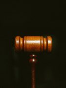 INSS é condenado a pagar indenização a pensionista (Imagem: Reprodução/Unsplash)