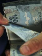 Governo estuda pagar 13º salário pra quem recebe Auxilio Brasil
