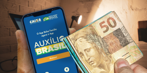 Auxílio Brasil último pagamento de julho acontece nesta sexta (29); quando volta o benefício (Imagem: No Detalhe)