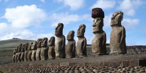 A famosa Ilha de Páscoa é um dos destinos do Chile (Imagem: Easter Island Ahu/Wikimedia Commons)