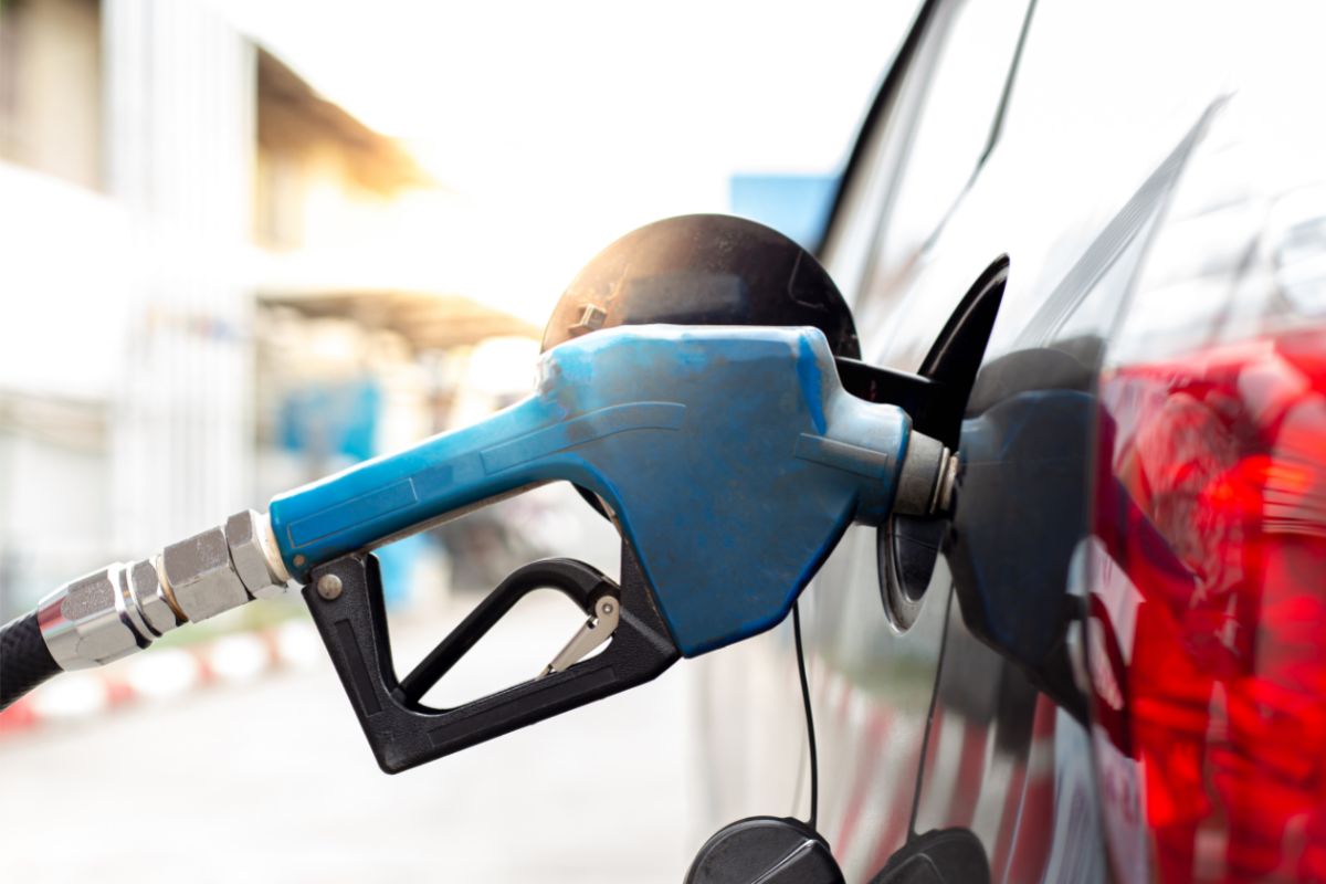 Preço da gasolina BAIXA NOVAMENTE e muda a previsão de inflação. Entenda