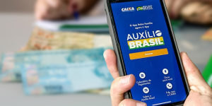 Auxílio Brasil de R$ 600 pode ACABAR devido a lei assinada por Bolsonaro