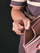 Auxílio NÃO É PAGO a muitos beneficiários; veja como corrigir e receber