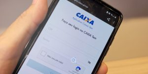 Celular com o Caixa Tem aberto para login