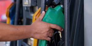 Preço da gasolina VAI BAIXAR novamente; confira o novo valor