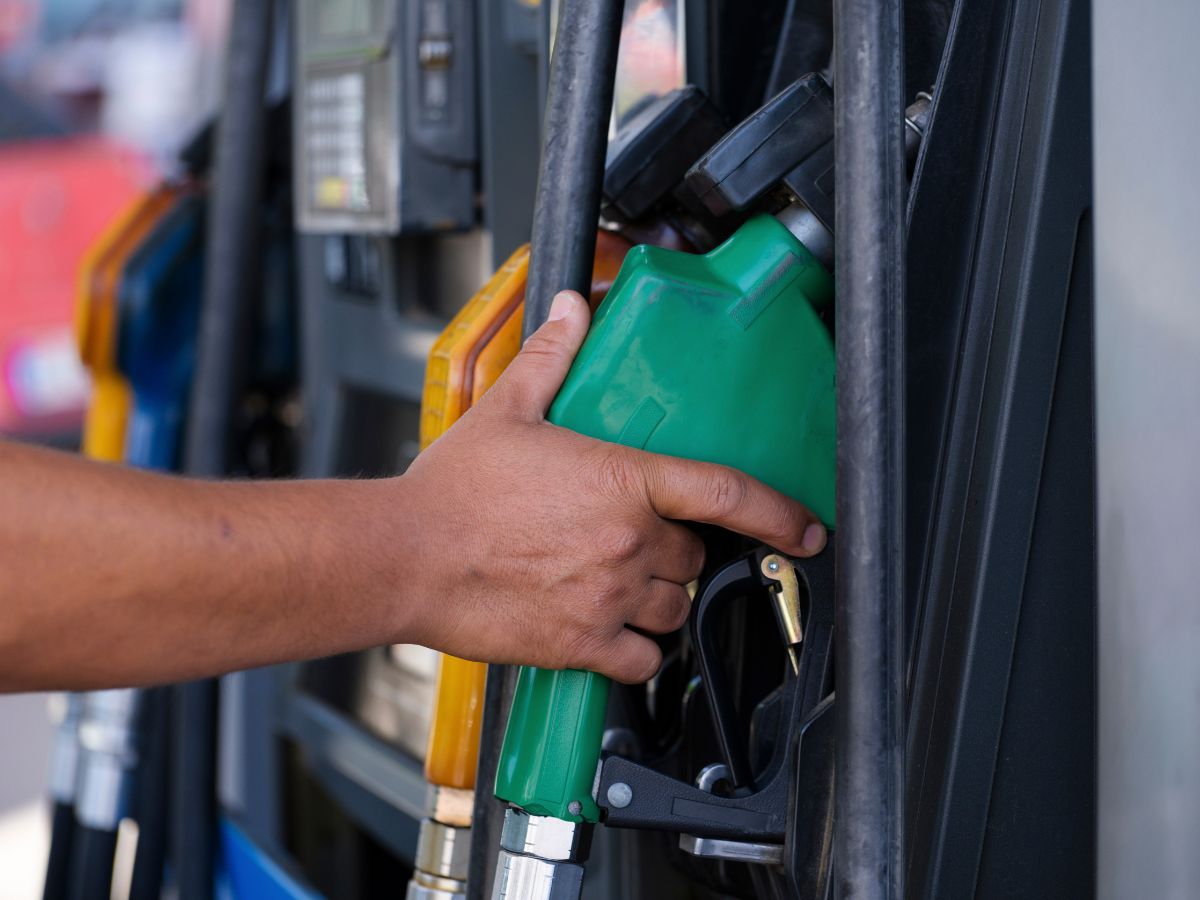 Preço da gasolina VAI BAIXAR novamente; confira o novo valor