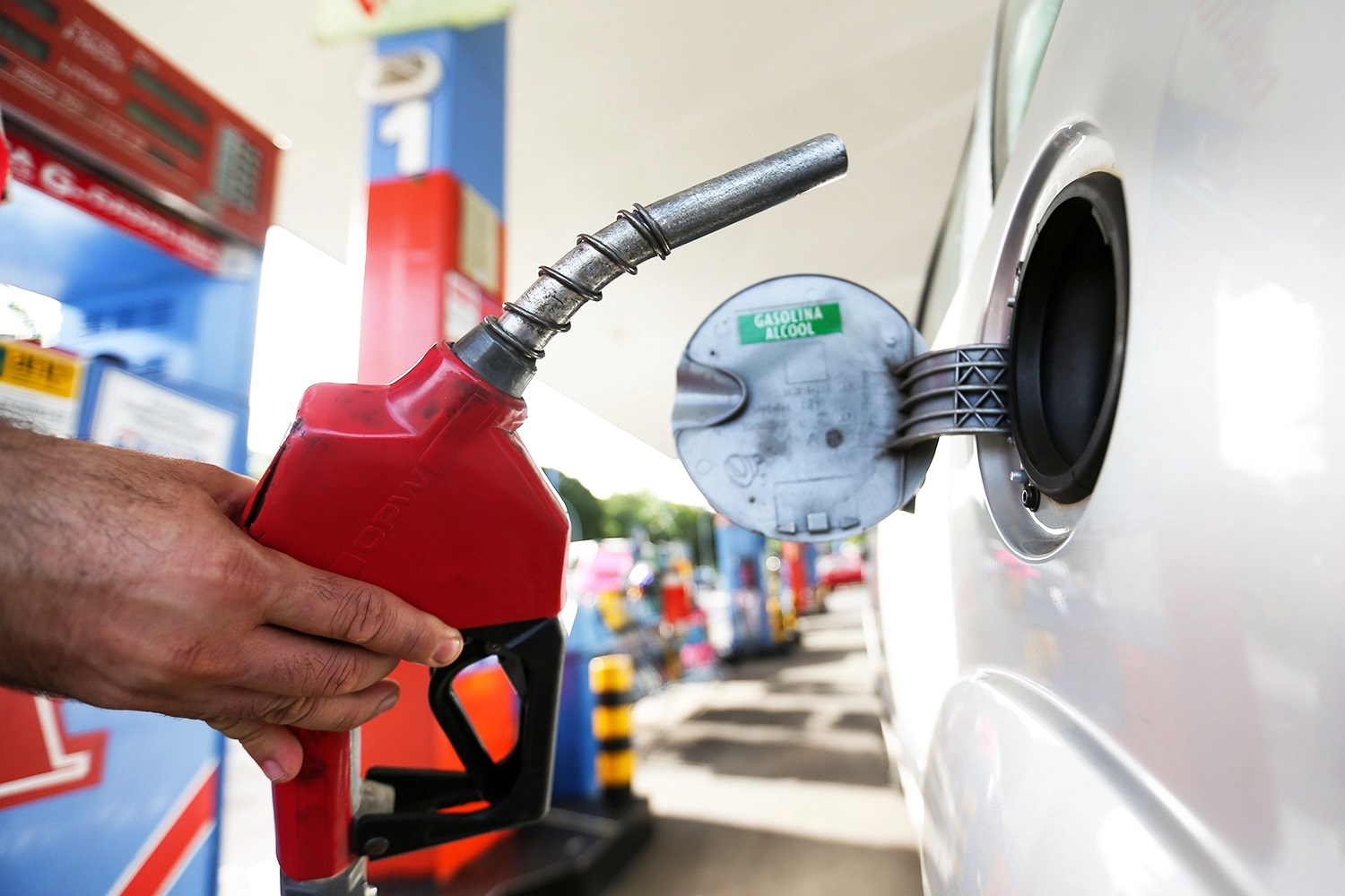 Redução no preço da gasolina NÃO CHEGA para o consumidor; entenda
