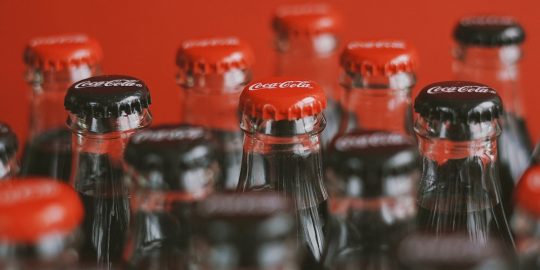 94% da população mundial conhece o logo da Coca-Cola; veja 5 curiosidades sobre a marca!