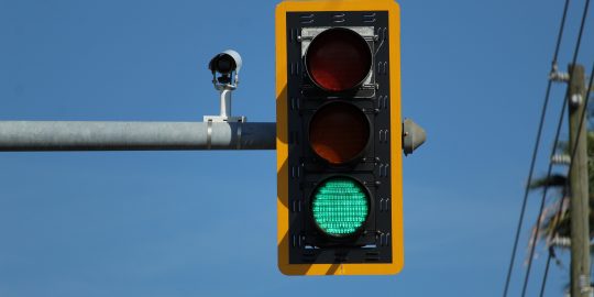 Conheça as razões para a escolha das TRÊS CORES dos semáforos (Imagem: Eliobed Suarez/ Unsplash)