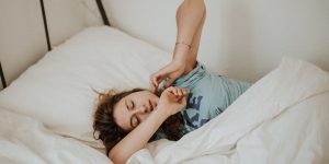 5 técnicas infalíveis para dormir melhor: conheça esses métodos e dê adeus à insônia (Imagem: Kinga Cichewicz/ Unsplash)