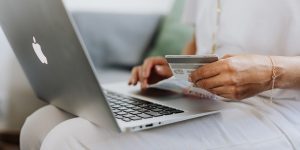 Melhores cartões de crédito para compras online: veja as vantagens e desvantagens