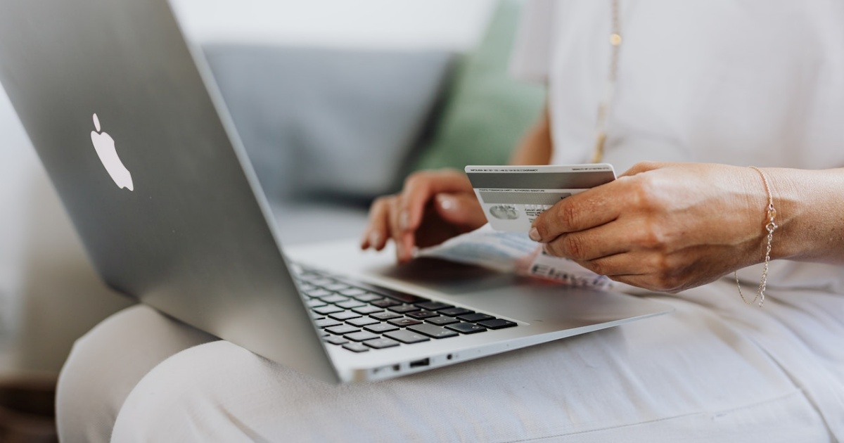Melhores cartões de crédito para compras online: veja as vantagens e desvantagens