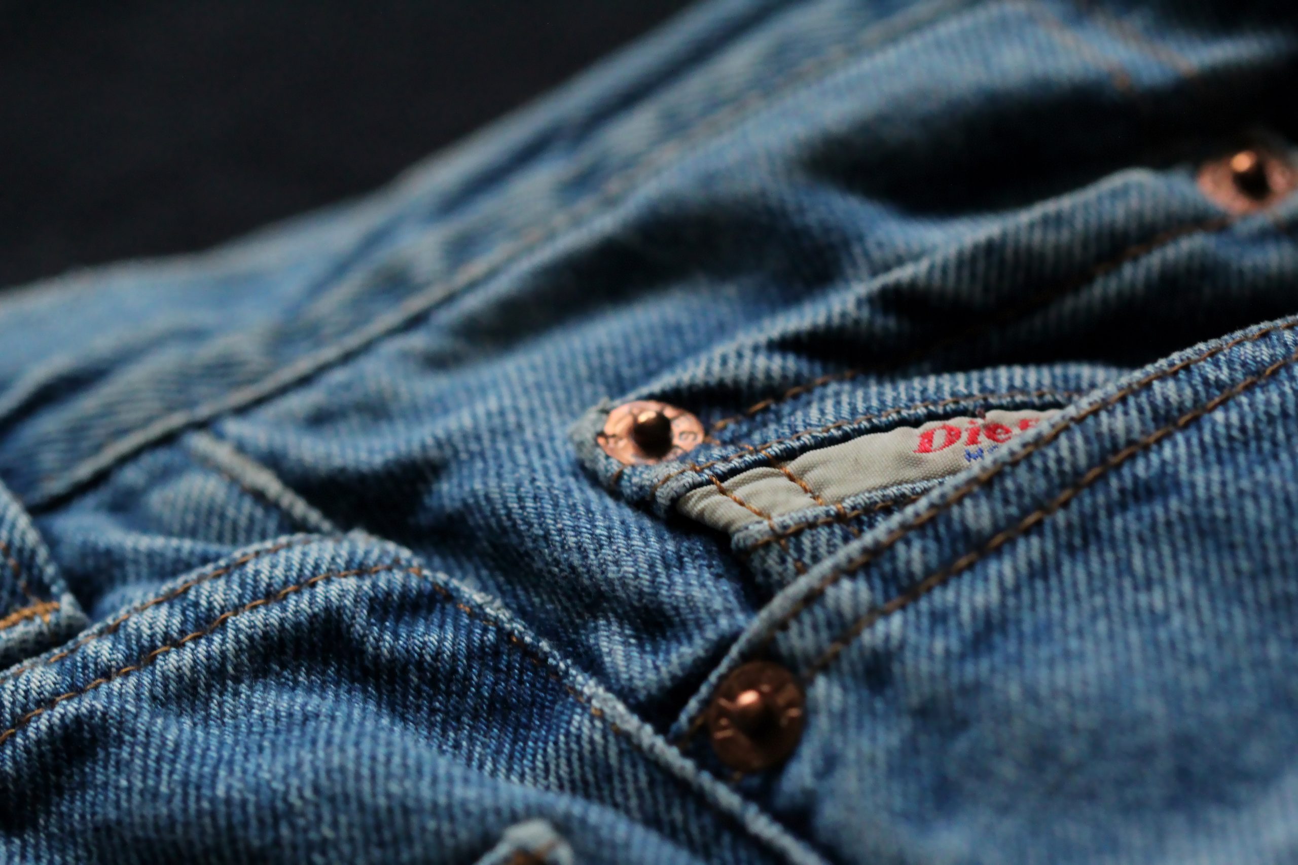 Faça ISTO para lavar a calça jeans sem perder a cor (COMPROVADO)