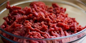 NÃO lave a carne antes de cozinhar por conta DESTES motivos