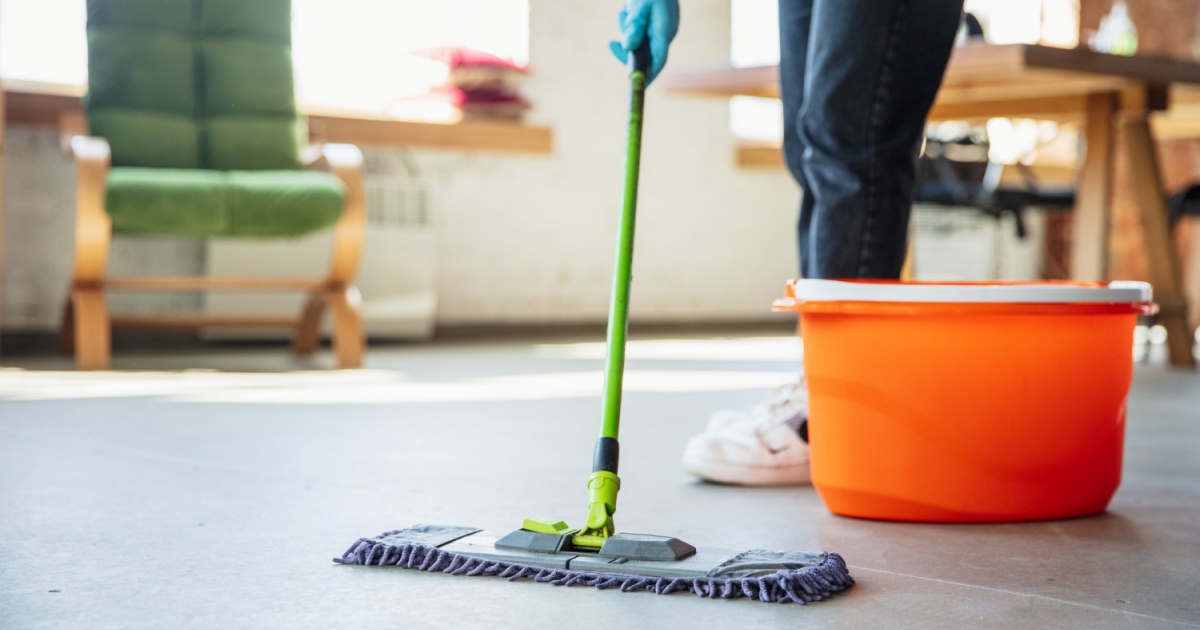 Entenda por que esse PRODUTO MILAGROSO deve ser usado para limpar o chão da sua casa