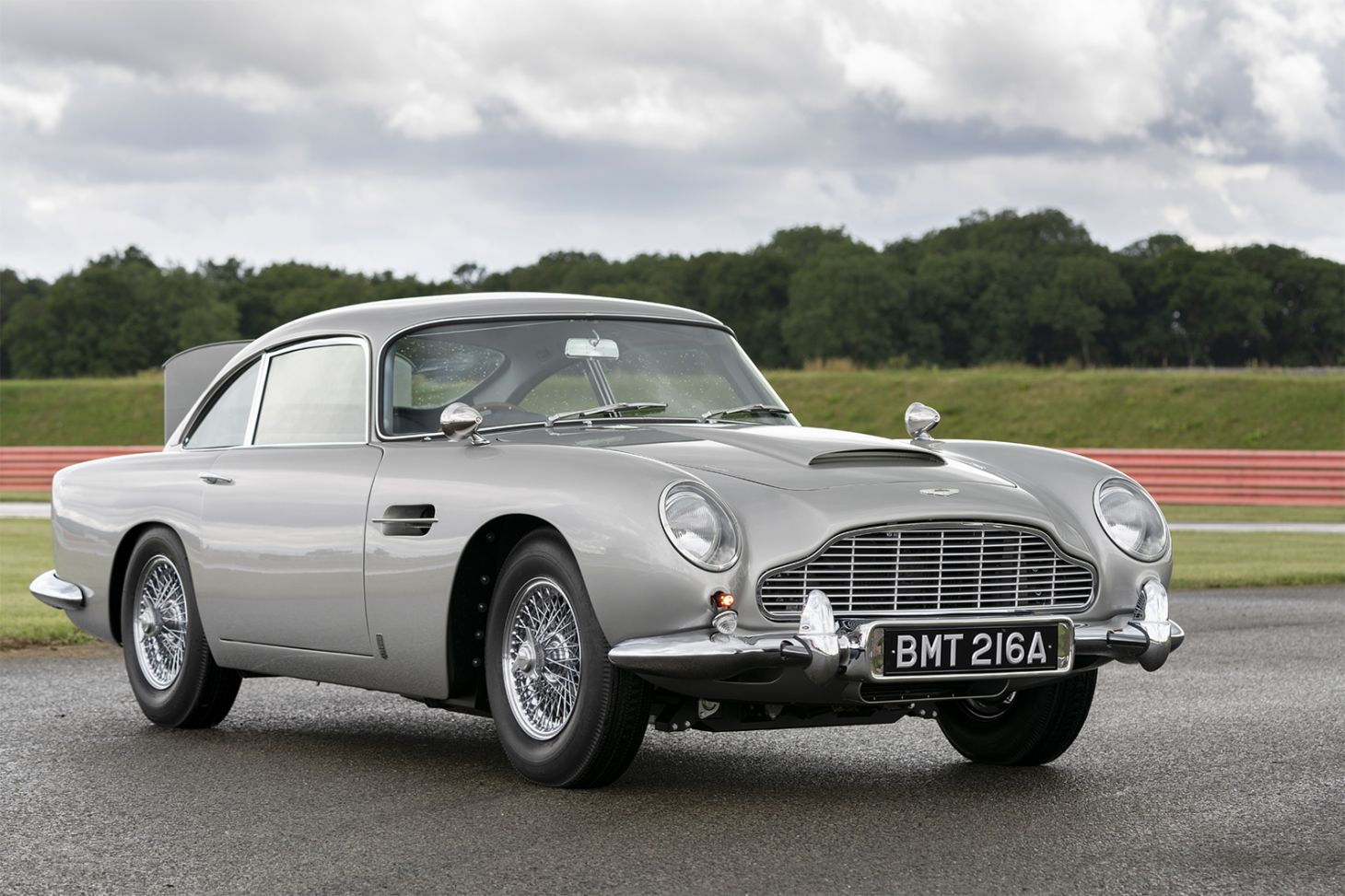 Aston Martin DB5 figura entre os carros clássicos mais icônicos