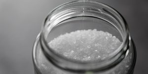 REVELAMOS: donas de casa descobrem a eficácia do sal grosso no congelador e compartilham o SEGREDO