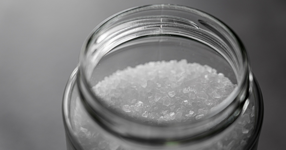 REVELAMOS: donas de casa descobrem a eficácia do sal grosso no congelador e compartilham o SEGREDO