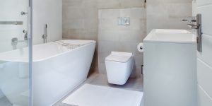 Método INFALÍVEL para limpar azulejo do banheiro vai te deixar de queixo caído