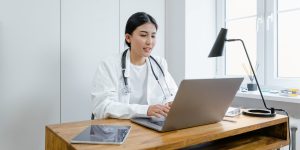5 vantagens e 5 desvantagens da carreira de Médico: vale mesmo a pena?
