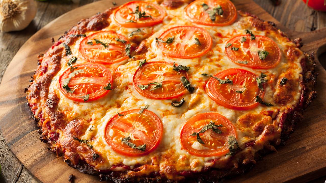 Pizza com base de Couve Flor: receita low carb com ingrediente que faz toda diferença