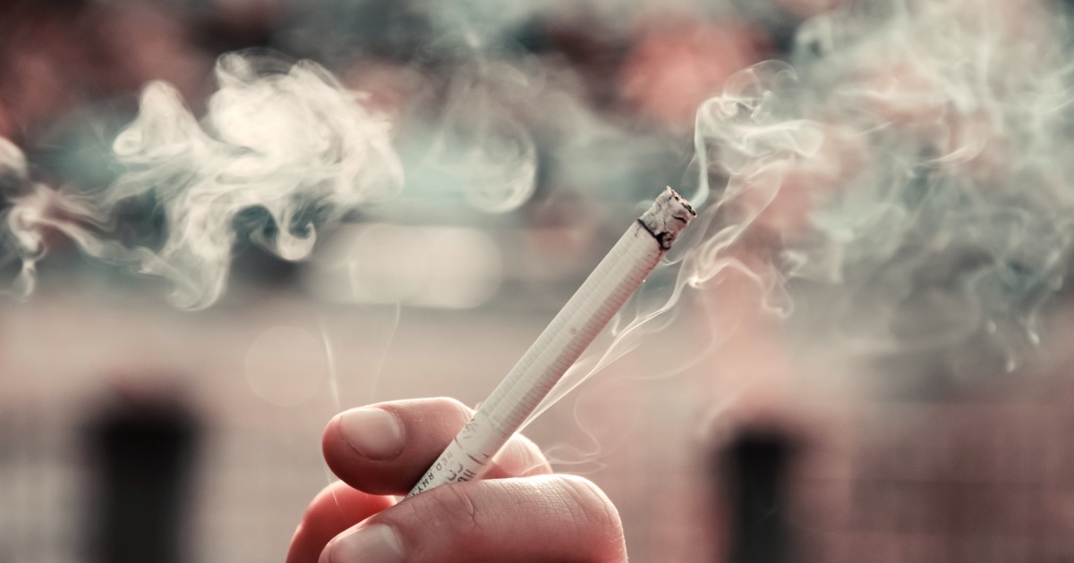 O QUE significa sentir cheiro de cigarro do nada? Significado vai te surpreender
